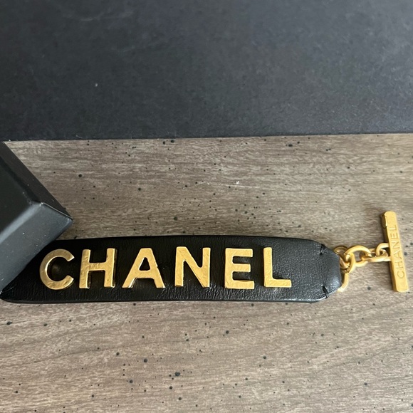 authentic Chanel leather strap bracelet - Picture 4 of 10